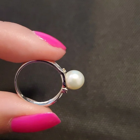 Macys Pearl 7MM and Diamond 14k White Gold Ring - Size 6 EUC